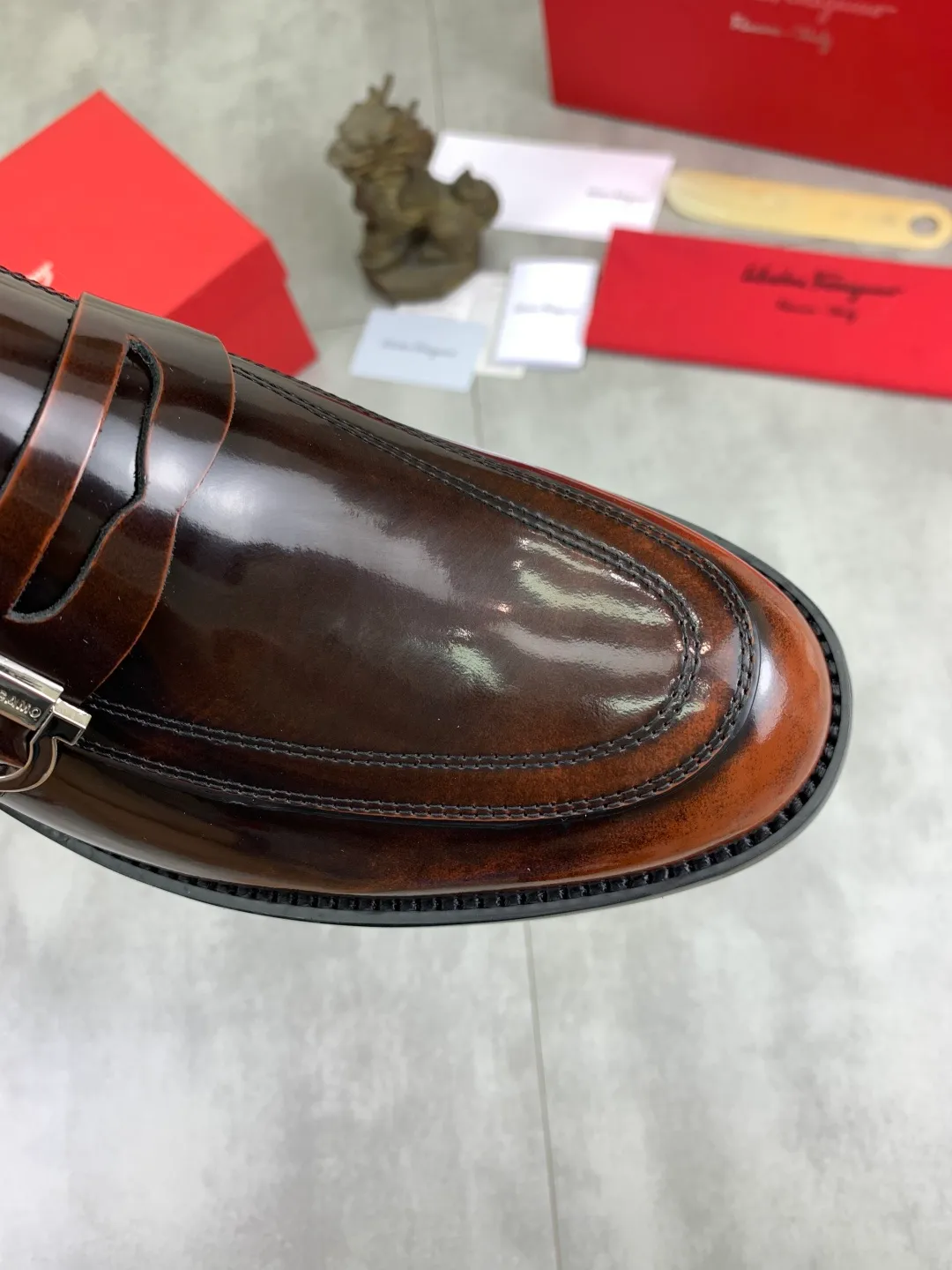 Men's Men's Shoes 💰P562💰[New Style] Water-dyed Niuli 🆘[Salvatore Ferragamo] Ferragamo's latest casual business leather shoes for men! Listed simultaneously! The fabric is made of specially imported original open-edge beaded calfskin, and the interior is made of imported water-dyed cowhide. It is absolutely luxurious and leads the fashion trend. Matching code: 38-44 (45 and 46 can be customized) Black, brown and burgundy colors available